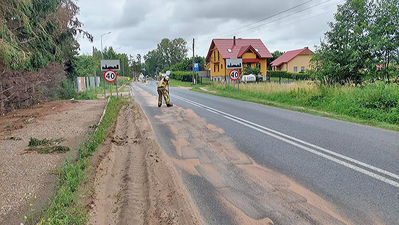 Wielka plama na jezdni w Koczewie. Do akcji musieli wkroczy straacy