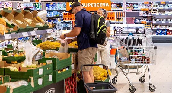 Fatalne skutki inflacji. Blisko 80 proc. Polaków szuka w sklepach tańszych produktów lub zamienników