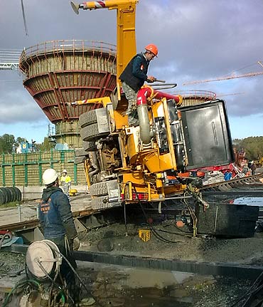 Przewróciła się olbrzymia ciężarówka-pompa do betonu