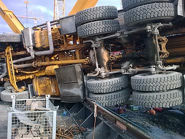 Przewróciła się olbrzymia ciężarówka-pompa do betonu