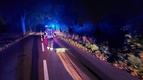 Strażacy z  OSP Kołczewo zabezpieczyli wyciek na drodze