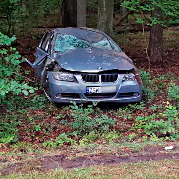 Nocny wypadek na drodze z Wiseki do Midzyzdrojw. BMW na winoujskich numerach rejestracyjnych dachowao, kierowca w szpitalu