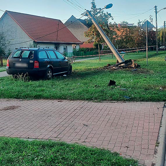 Uderzy w sup linii energetycznej i roztrzaska  samochd. Najprawdopodobniej by pod wpywem alkoholu