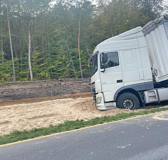 Byo blisko tragedii. Kierujcy Tirem chcc unikn czoowego zderzenia z osobwk zjecha z drogi