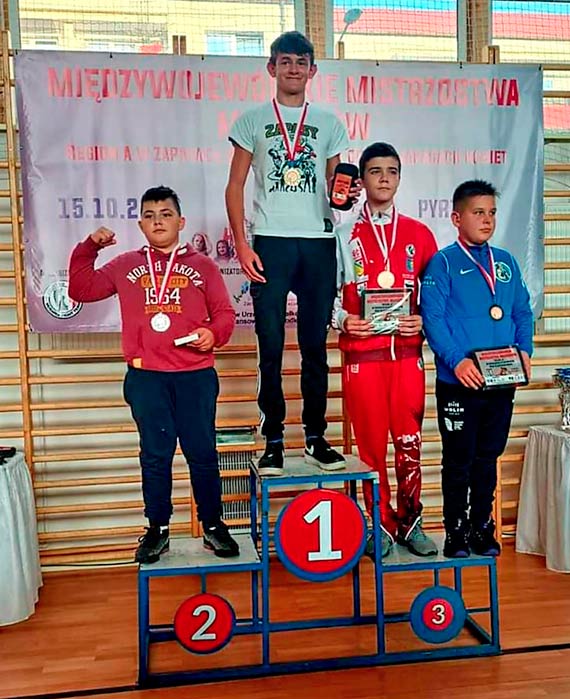 Nikodem Radys  i Szymon Herbaczewski  z brzowymi medalami Midzywojewdzkich Mistrzostw Modzikw w zapasach w stylu wolnym 