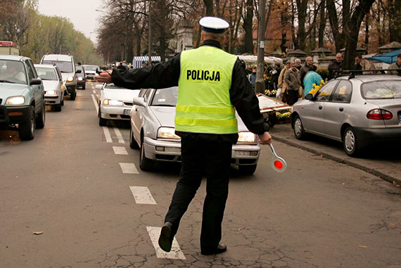 Nie daj szansy kieszonkowcom na cmentarzu