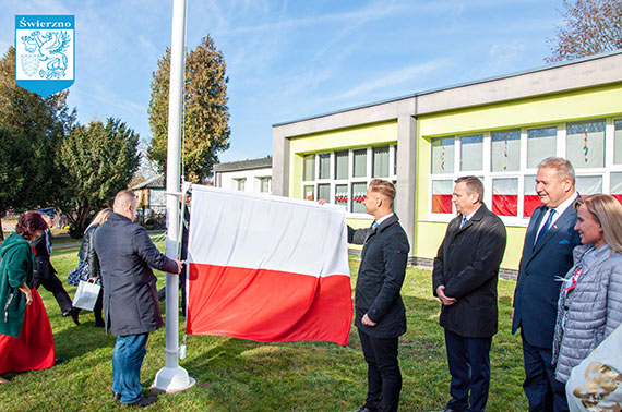 Maszt „Pod biao-czerwon” stan przy szkole Podstawowej w wierznie