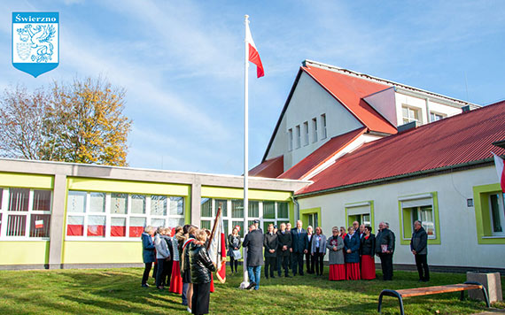 Maszt „Pod biao-czerwon” stan przy szkole Podstawowej w wierznie