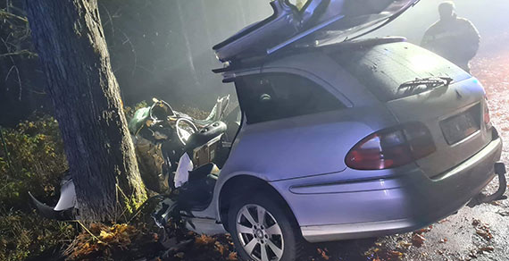 Pod Gostyniem kierowca mercedesa uderzył w drzewo. 28 - latek trafił do szpitala