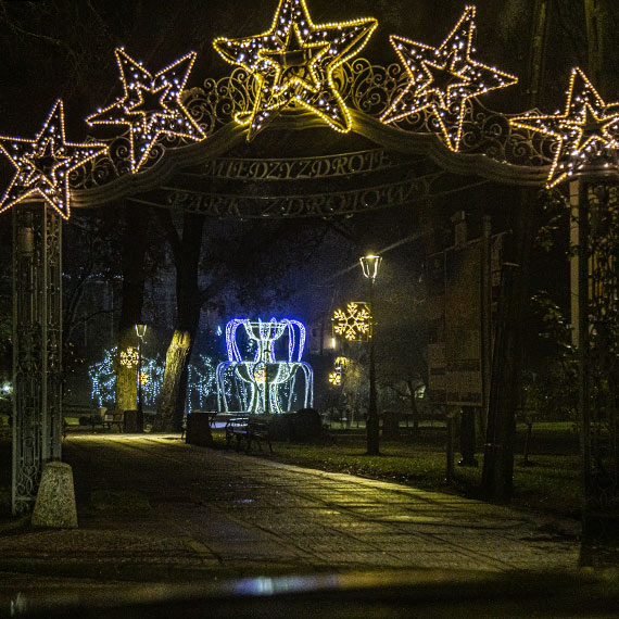 Kryzys dotyka wszystkich ale nie wszyscy skpi na witeczny nastrj. Midzyzdroje zawstydziy w tym roku winoujcie