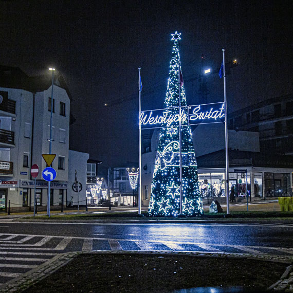 Kryzys dotyka wszystkich ale nie wszyscy skpi na witeczny nastrj. Midzyzdroje zawstydziy w tym roku winoujcie