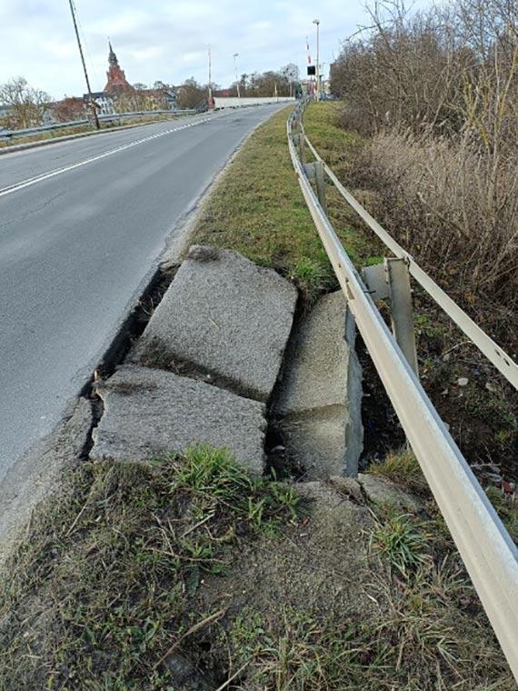 Zapadajce si pobocze drogi midzy Recawiem a mostem ma by wkrtce naprawione