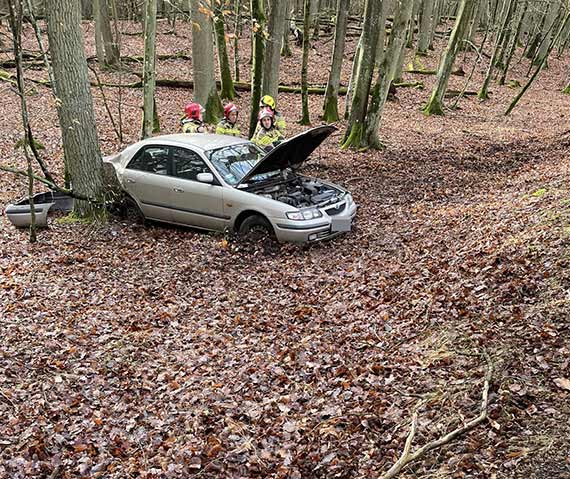 Wypadek pomidzy Wisek a Midzyzdrojami. Na wysokoci Grodna osobwka wypada z drogi i wyldowaa w rowie!