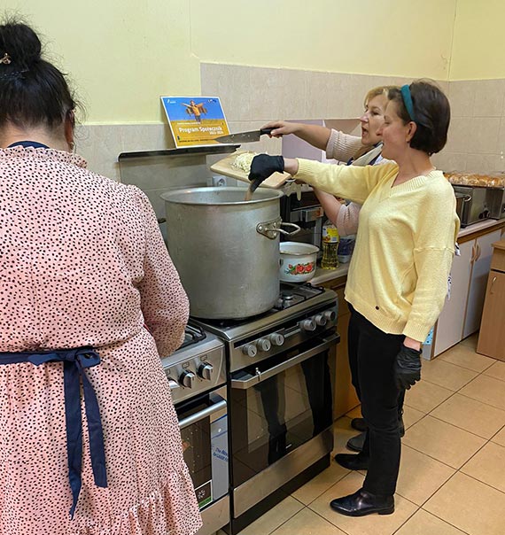 „Wspólnie ugotowaliśmy barszcz ukraiński” – rodzinne warsztaty kulinarne w Wapnicy