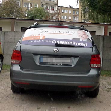 Kandydat na samochodzie zaparkowanym pod urzdem. Agitacja czy nie?