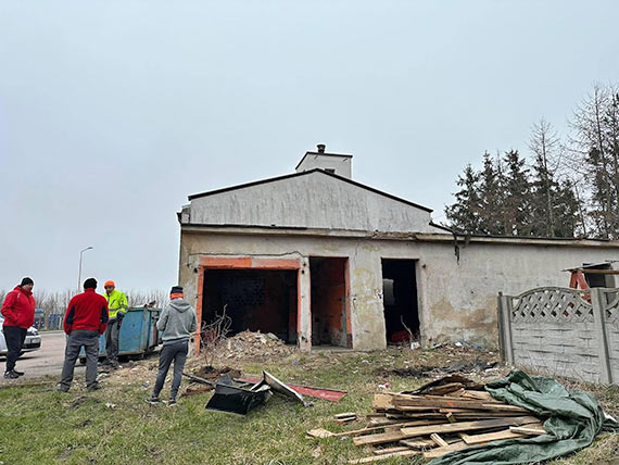 Trwa rozbiórka garaży przy remizie w Golczewie