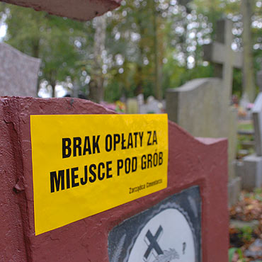 Kamie Pomorski: Naklejki na cmentarzu: Brak opaty za miejsce pod grb