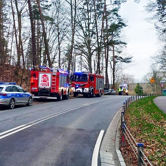 Zderzenie opla z audi w Wisece. 1 osoba przewieziona do szpitala