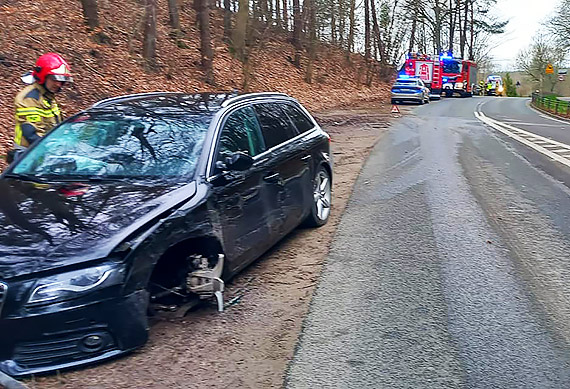 Zderzenie opla z audi w Wisece. 1 osoba przewieziona do szpitala