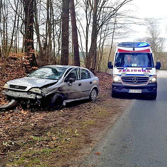 Zderzenie opla z audi w Wisece. 1 osoba przewieziona do szpitala