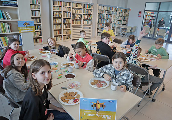 Jedzenie zblia ludzi - rodzinne warsztaty kulinarne „Pierniczkowe pisanki polsko - ukraiskie” w Miejskiej Bibliotece Publicznej w Midzyzdrojach