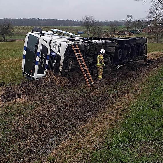 Ciarwka w rowie na drodze wojewdzkiej numer 108! Kierowcy nic si nie stao