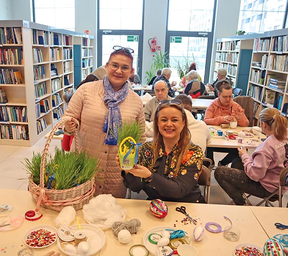 Wielkanocne warsztaty plastyczne w miejskiej bibliotece publicznej 