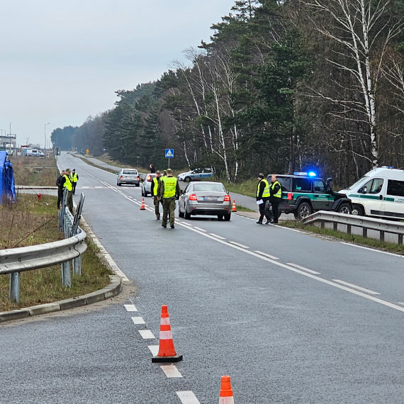 Wprowadzono zakaz przebywania wok terminalu LNG w winoujciu. Policja i Stra Graniczna weryfikuj ludzi, ktrzy mog wjecha do strefy pracy. Zobacz film!