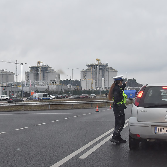 Wprowadzono zakaz przebywania wok terminalu LNG w winoujciu. Policja i Stra Graniczna weryfikuj ludzi, ktrzy mog wjecha do strefy pracy. Zobacz film!