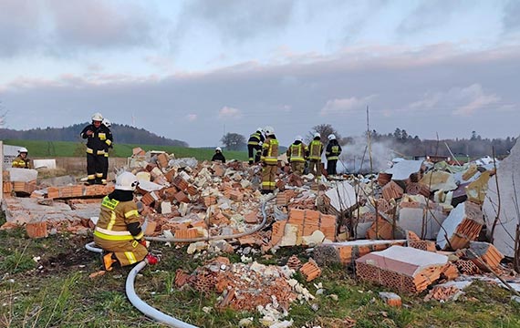 Poar mieci w Stuchowie - OSP wierzno skutecznie gasi pomienie