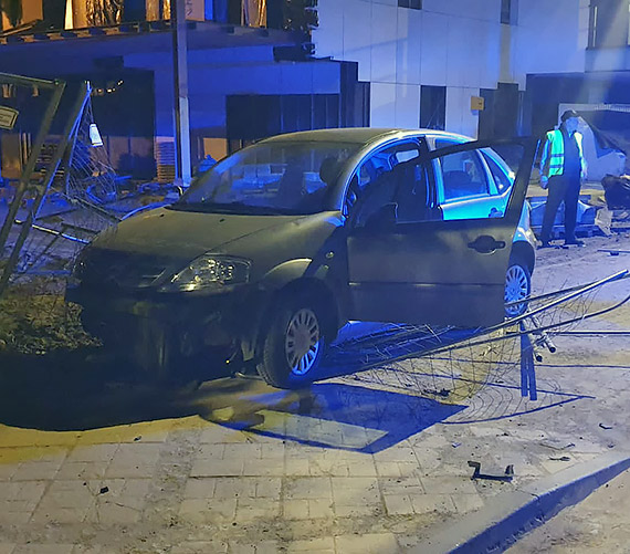 Nieodpowiedzialna kierująca bez prawa jazdy i nietrzeźwa wjechała samochodem w ogrodzenie budowy w centrum Międzyzdrojów