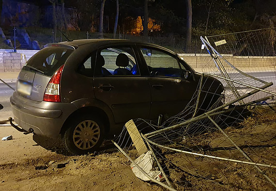 Nieodpowiedzialna kierująca bez prawa jazdy i nietrzeźwa wjechała samochodem w ogrodzenie budowy w centrum Międzyzdrojów