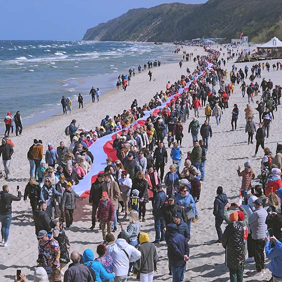Rekord pobity! Ponad 2,5 kilometrowa flaga spowiła plażę w Międzyzdrojach. Zobacz film!