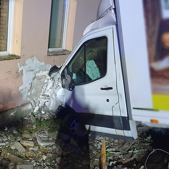 O krok od tragedii w Dobropolu! Mężczyzna wjechał samochodem dostawczym w budynek mieszkalny
