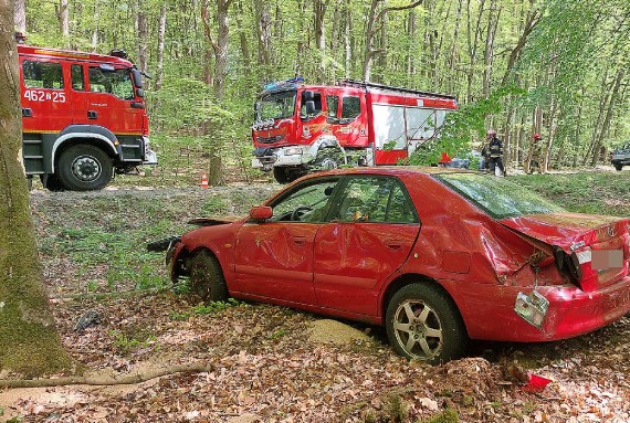 Wypadek koo Grodna. Kierujca mazd wypada z drogi i uderzya w drzewo!