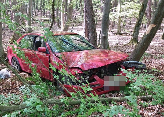 Wypadek koo Grodna. Kierujca mazd wypada z drogi i uderzya w drzewo!