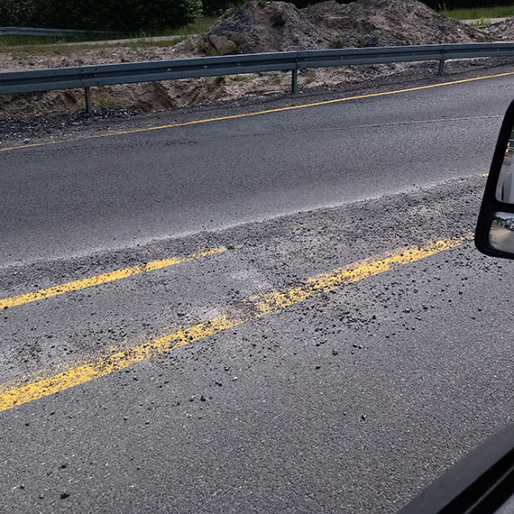 UWAGA: Kamienie z budowy drogi S3 uszkadzają samochody w okolicy Troszyna:Potrzebna pilna interwencja  