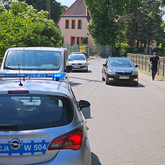 Samochody parkuj na zakazie w Lubinie koo Grodziska