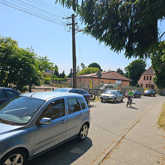 Samochody parkuj na zakazie w Lubinie koo Grodziska