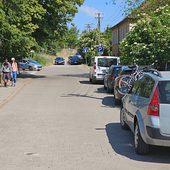 Samochody parkuj na zakazie w Lubinie koo Grodziska