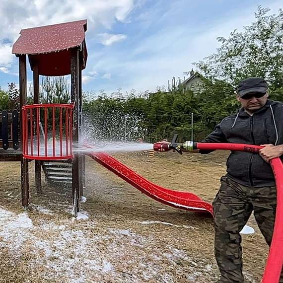 Straacy uporzdkowali plac zabaw w Koczewie