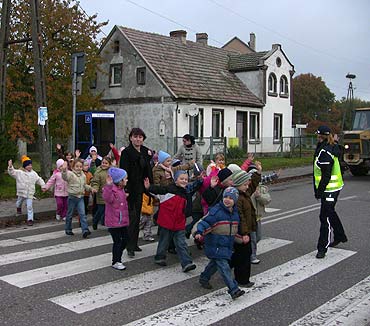Policjanci uczyli przedszkolaków przechodzić przez ulicę