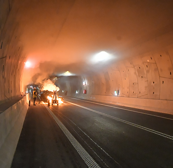 Samochd w pomieniach i wielu rannych. To wynik zderzenia autobusu z osobwk w tunelu. - Oby nigdy do tego nie doszo naprawd! Tak wyglday dzisiejsze ostatnie wiczenia w tunelu. Zobacz film!