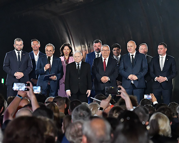 Dzi o 14:00 winoujcie otworzyo tunel. Na pocztek pady tysice sw, gwnie w kontekcie polityki i ekonomii