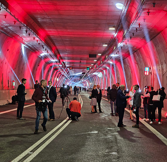 Dzi o 14:00 winoujcie otworzyo tunel. Na pocztek pady tysice sw, gwnie w kontekcie polityki i ekonomii