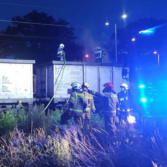 Dzielni straacy OSP Jarszewo zwalczaj poar w wglowym pocigu