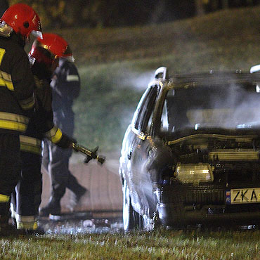 Spon samochd na osiedlowym parkingu