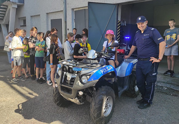 Wizyta dzieci ukraiskich policjantw w komisariacie w Midzyzdrojach