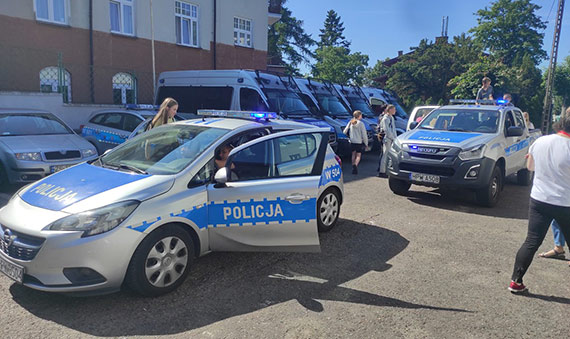 Wizyta dzieci ukraiskich policjantw w komisariacie w Midzyzdrojach