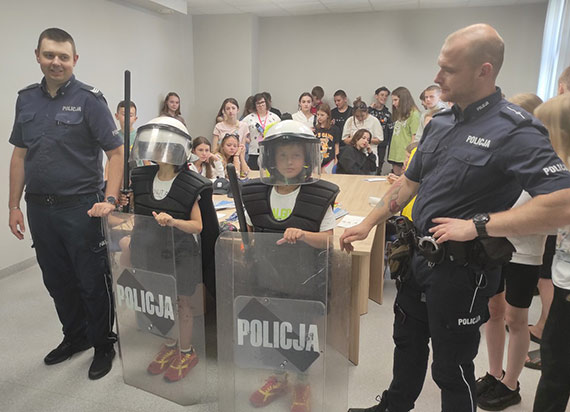 Wizyta dzieci ukraiskich policjantw w komisariacie w Midzyzdrojach